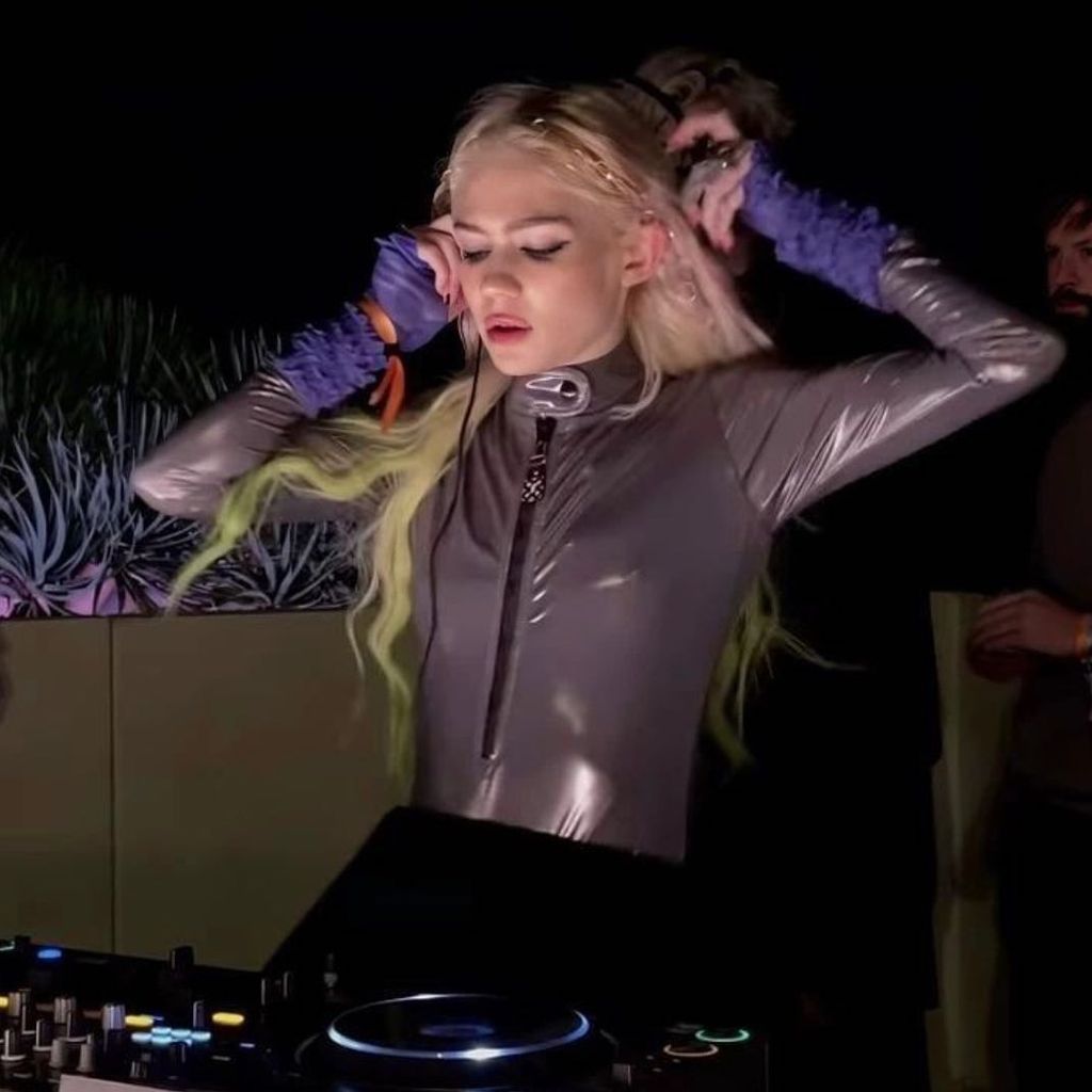 Grimes, Sängerin