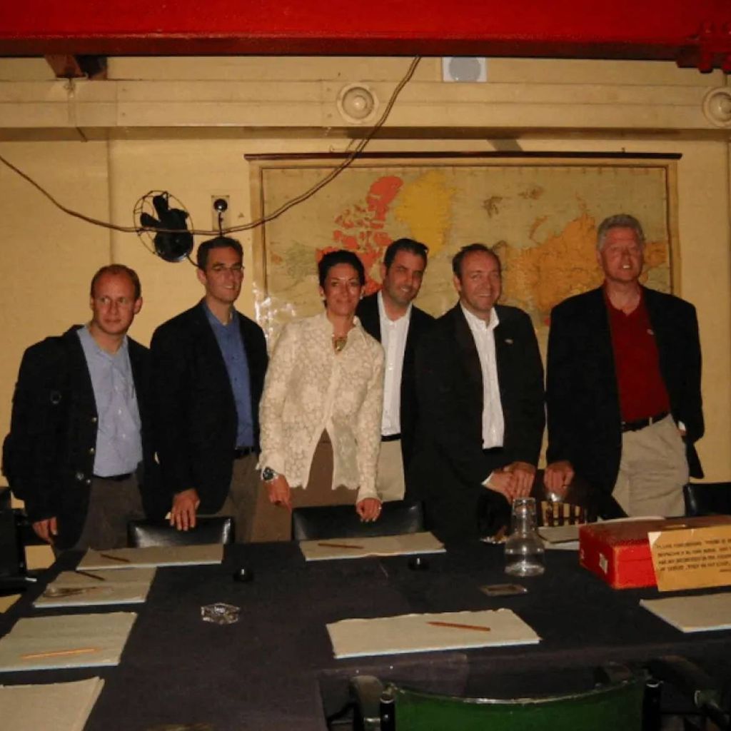 Schauspieler Kevin Spacey Seite an Seite mit Ex-Präsident Bill Clinton