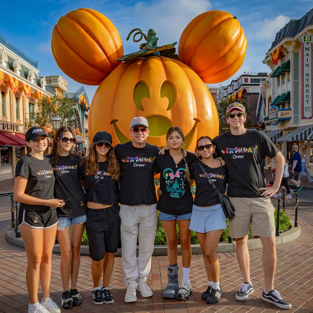 Matt Damon und seine Familie im Disneyland