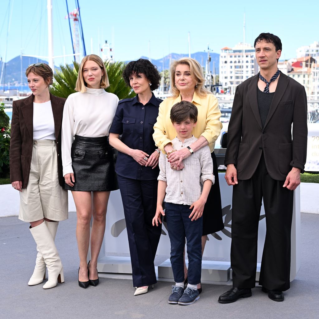 Jella Haase, Léa Seydoux, Marie Kreutzer, Malo Blanchet, Catherine Deneuve und Laurence Rupp beim "Gentle Monster" Photocall in Cannes