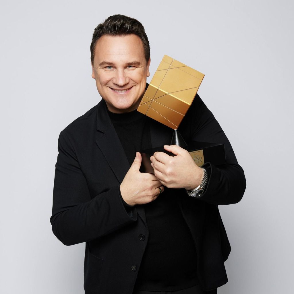 Guido Maria Kretschmer mit dem "Guidos Deko Queen"-Pokal