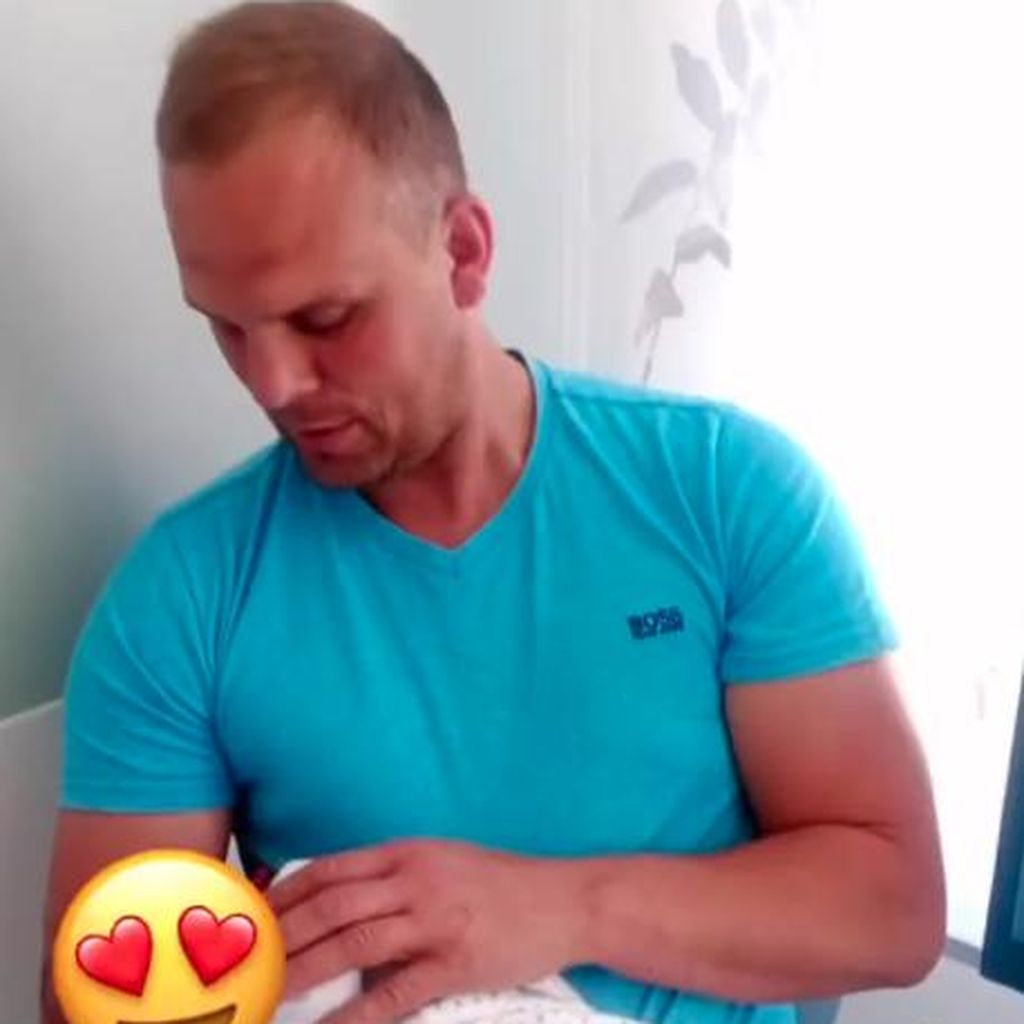 "Bauer sucht Frau"-Star Gunther Höfler mit seinem Baby