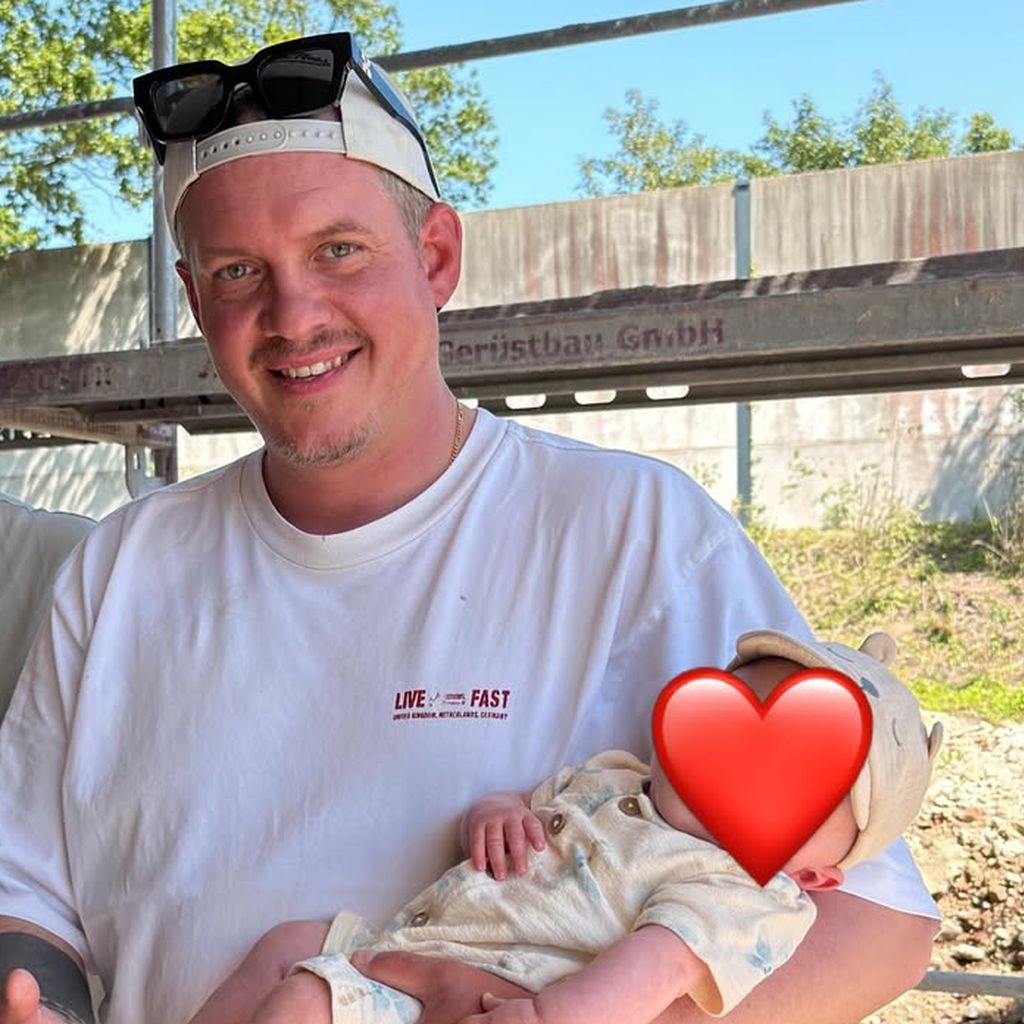 Gustav Masurek mit seinem Sohn, Mai 2026