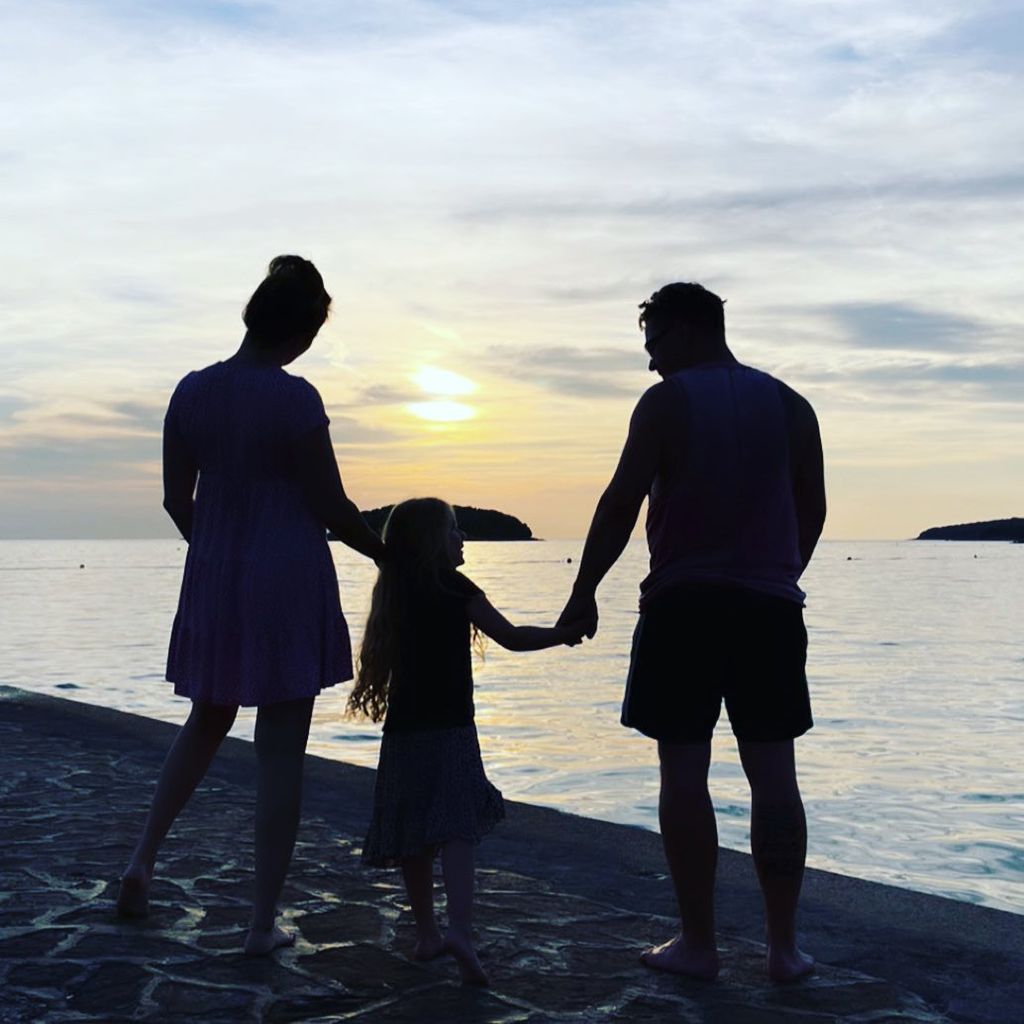 Gustav Schäfer mit seiner Frau Linda und seiner Tochter, Juni 2021