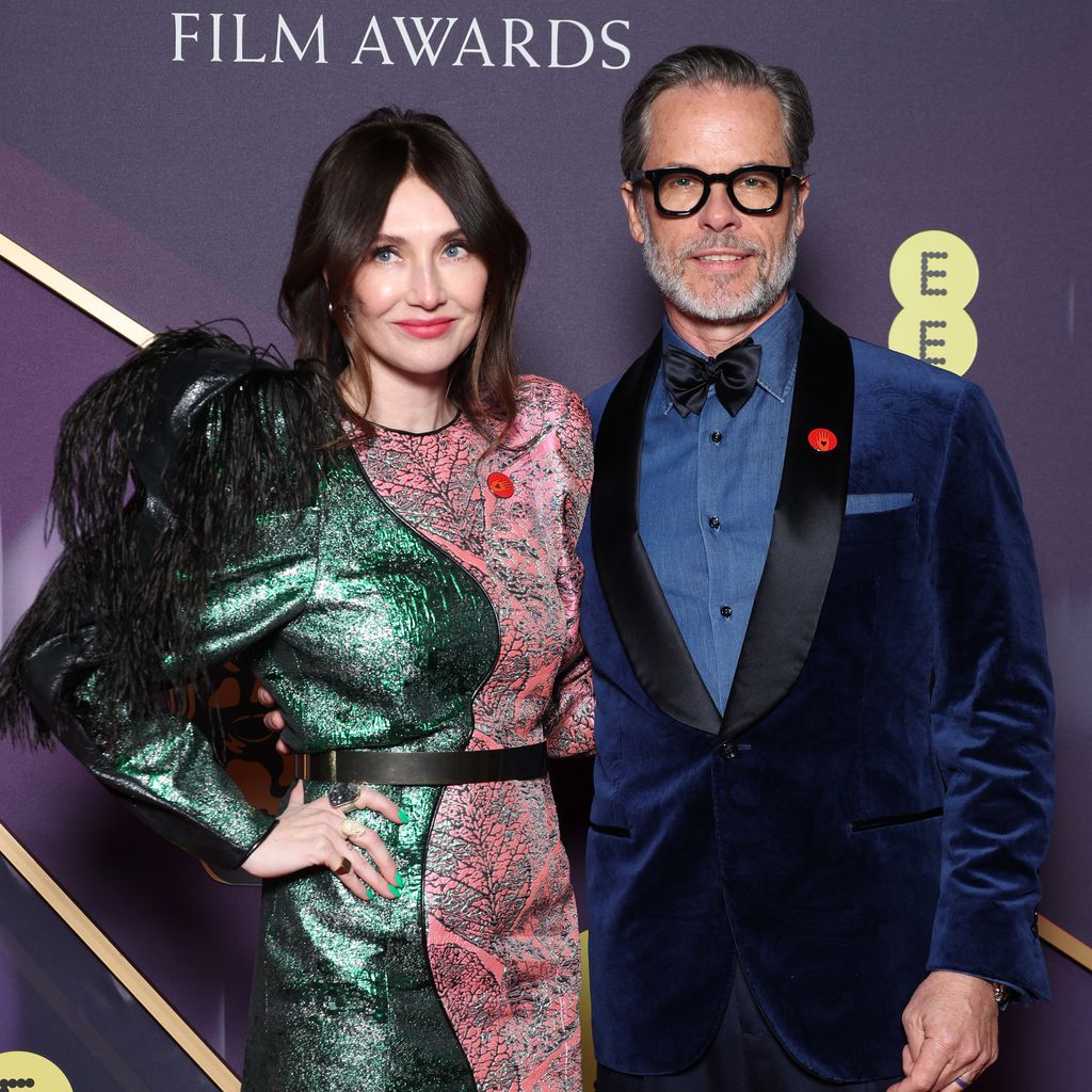 Guy Pearce und Carice van Houten posieren während der Bafta Film Awards 2025 in London