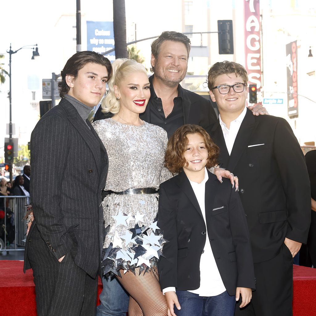 Gwen Stefani mit Blake Shelton und ihren Kids Kingston, Apollo und Zuma (von l. nach r.)