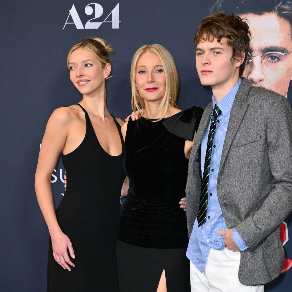 Apple Martin mit Gwyneth Paltrow und Moses Martin bei der New Yorker Premiere von "Marty Supreme", 16. Dezember 2025
