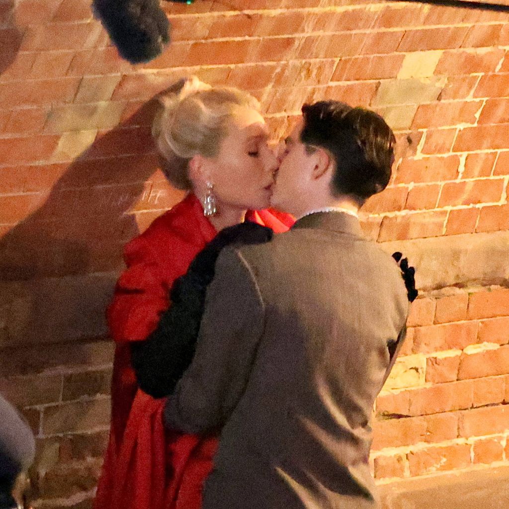 Am Set von Marty Supreme in New York küssen sich Gwyneth Paltrow und Timothée Chalamet während einer Szene