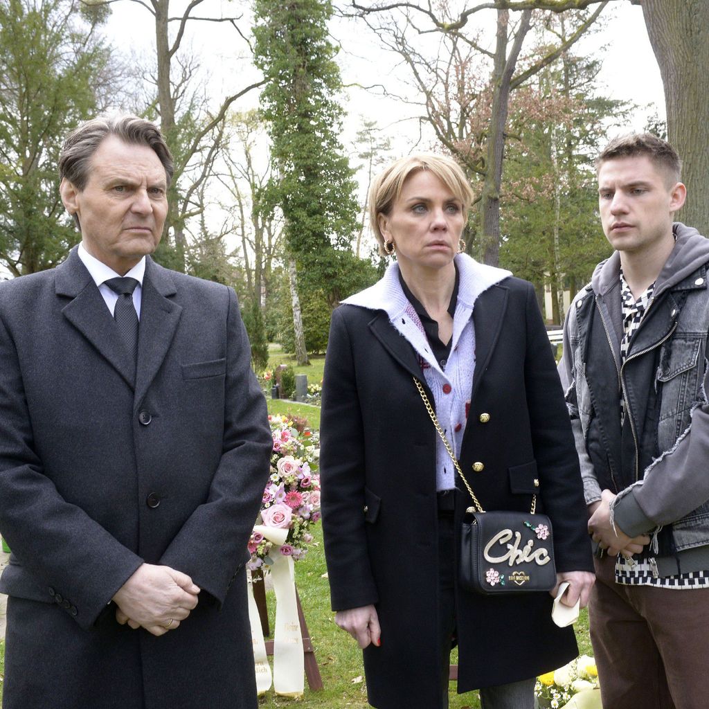 GZSZ-Jo Gerner (Wolfgang Bahro), Yvonne (Gisa Zach) und Moritz (Lennart Borchert) bei der Beerdigung