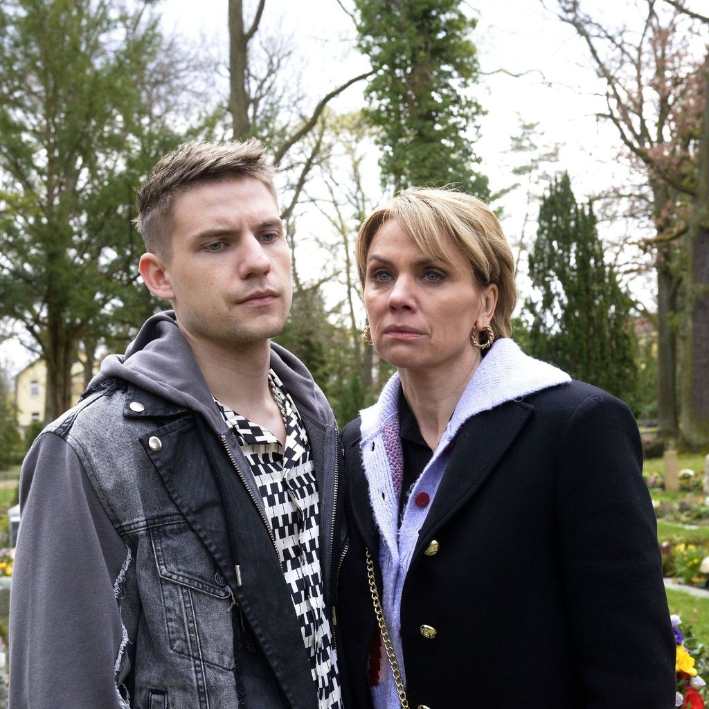 GZSZ-Moritz (Lennart Borchert) und Yvonne (Gisa Zach) bei Lauras (Chryssanthi Kavazi) Beerdigung