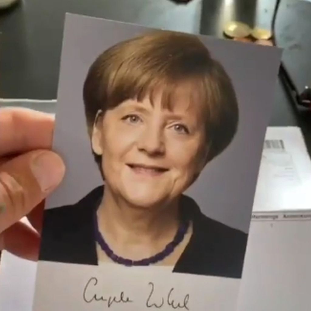 Gzuz' Autogramm von Angela Merkel