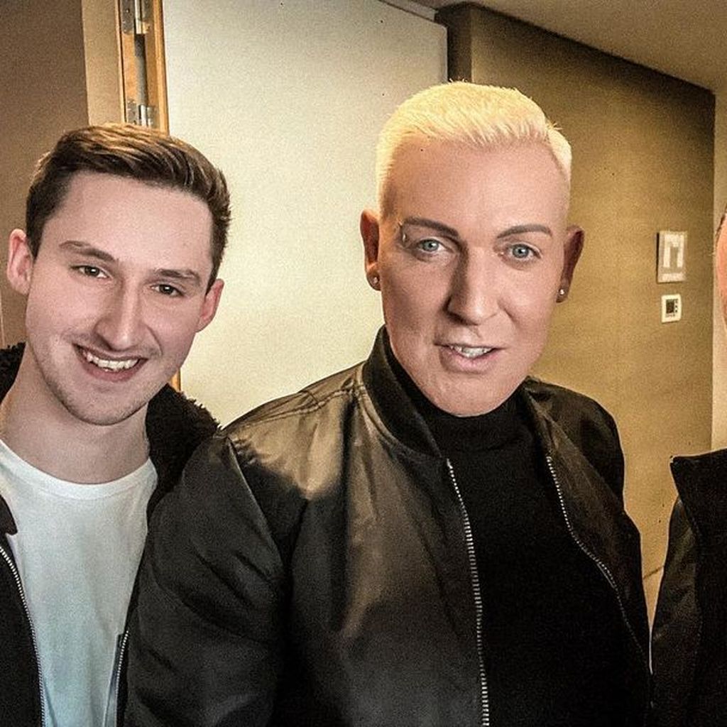 H.P. Baxxter (M.) mit seinen Bandkollegen Marc Blou (l.) und Jay Frog, Januar 2023