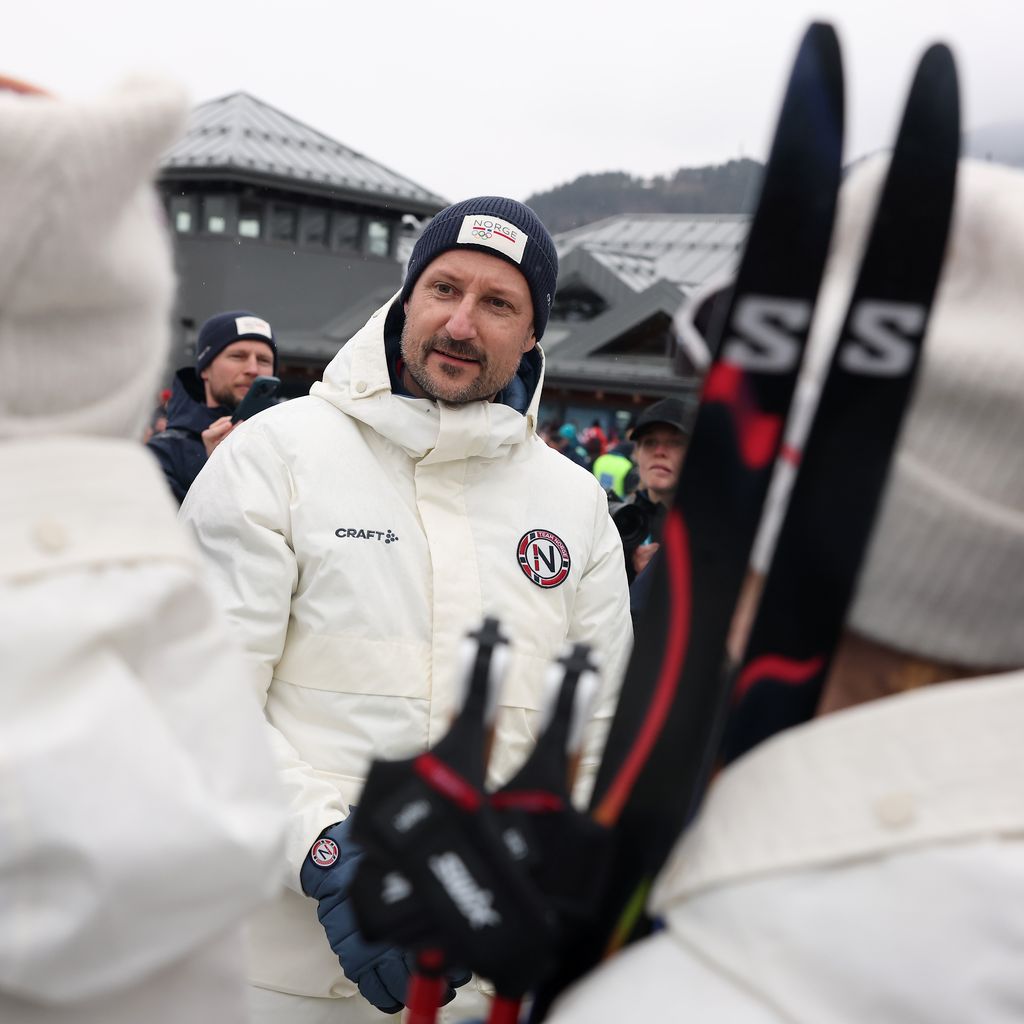 Haakon, Kronprinz von Norwegen, spricht mit Skilangläuferinnen nach der 4 x 7,5 km Staffel bei den Winterspielen Milano Cortina 2026