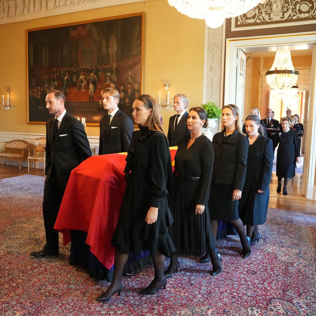 Die königliche Familie trägt den Sarg von König Harald V vom Roten Salon in die Schlosskapelle in Oslo