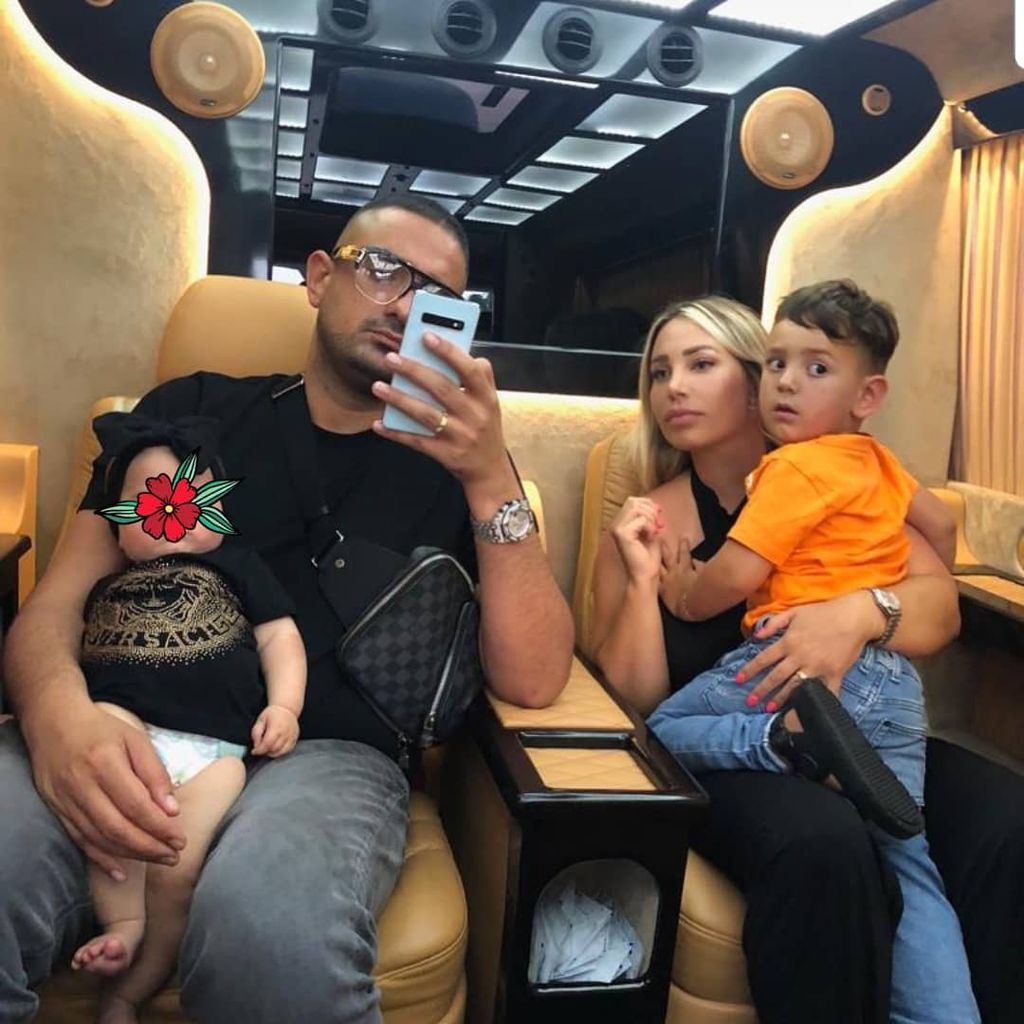 Aykut Anhan alias Haftbefehl mit seiner Familie