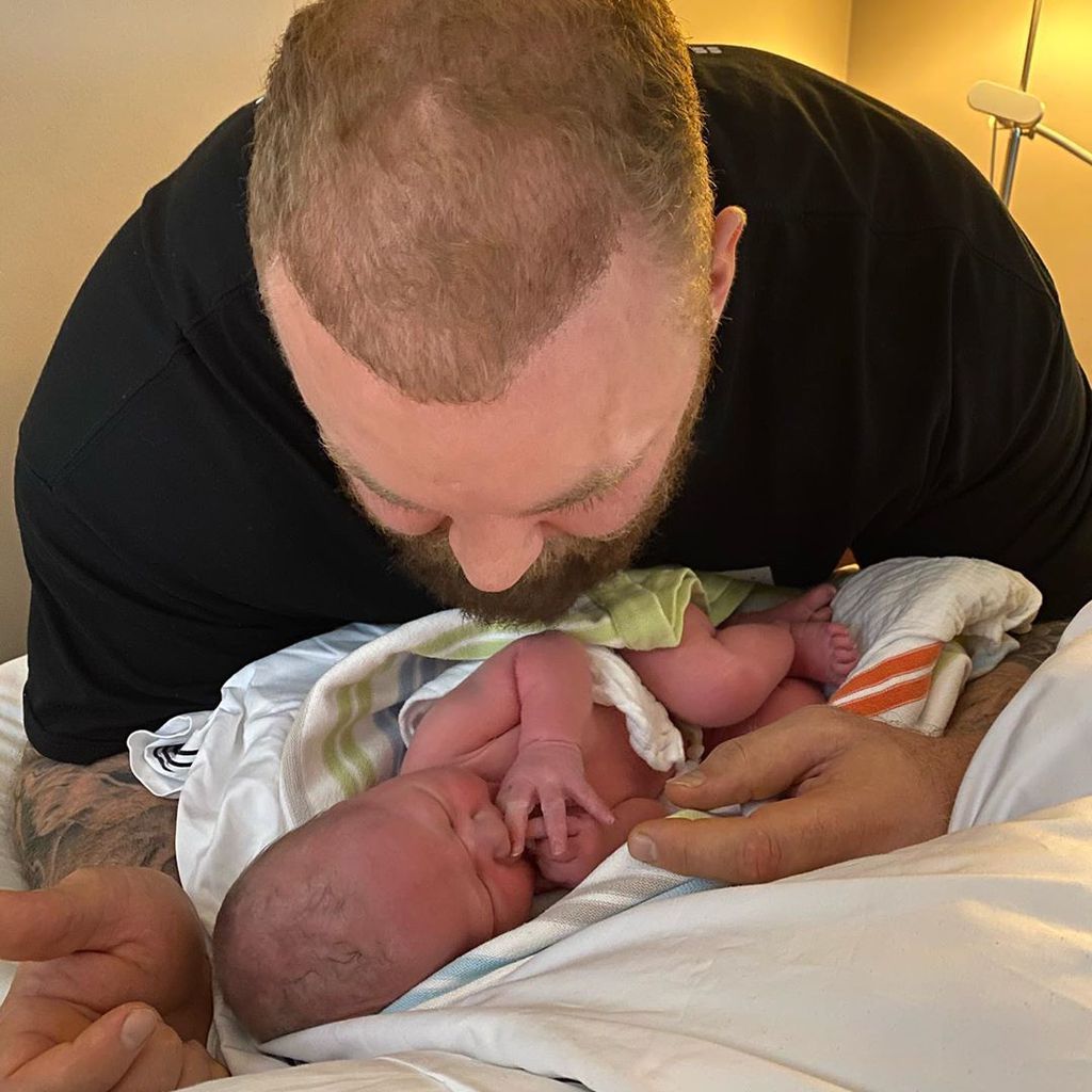 Hafthor Julius Björnsson mit seinem Sohn