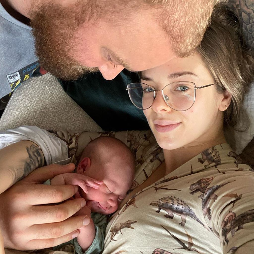 Hafthor Julius Björnsson und Kelsey Henson mit ihrem Sohn