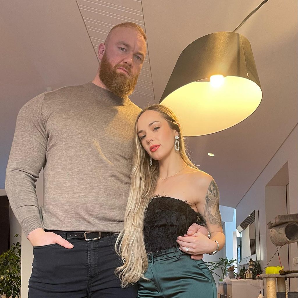 Hafthor Julius Björnsson und seine Frau Kelsey, 2023