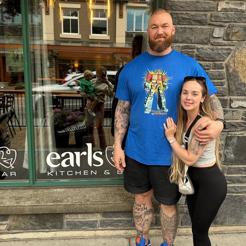 Hafthor Julius Björnsson und seine Frau Kelsey im Juli 2023