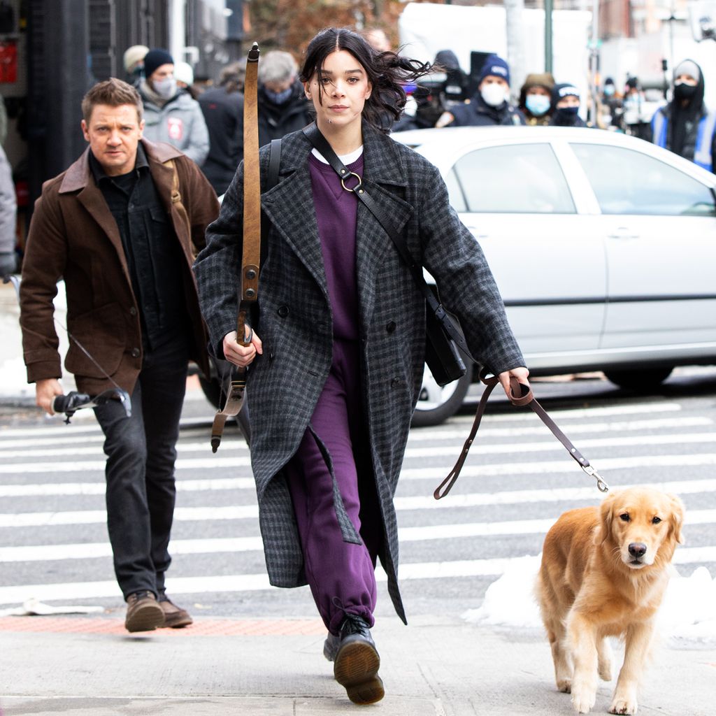 Hailee Steinfeld und Jeremy Renner am Set von "Hawkeye"