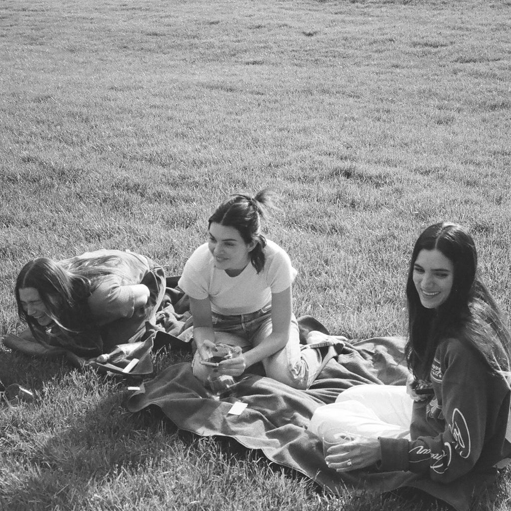 Hailey Bieber, Kendall Jenner und eine Freundin, Juni 2025