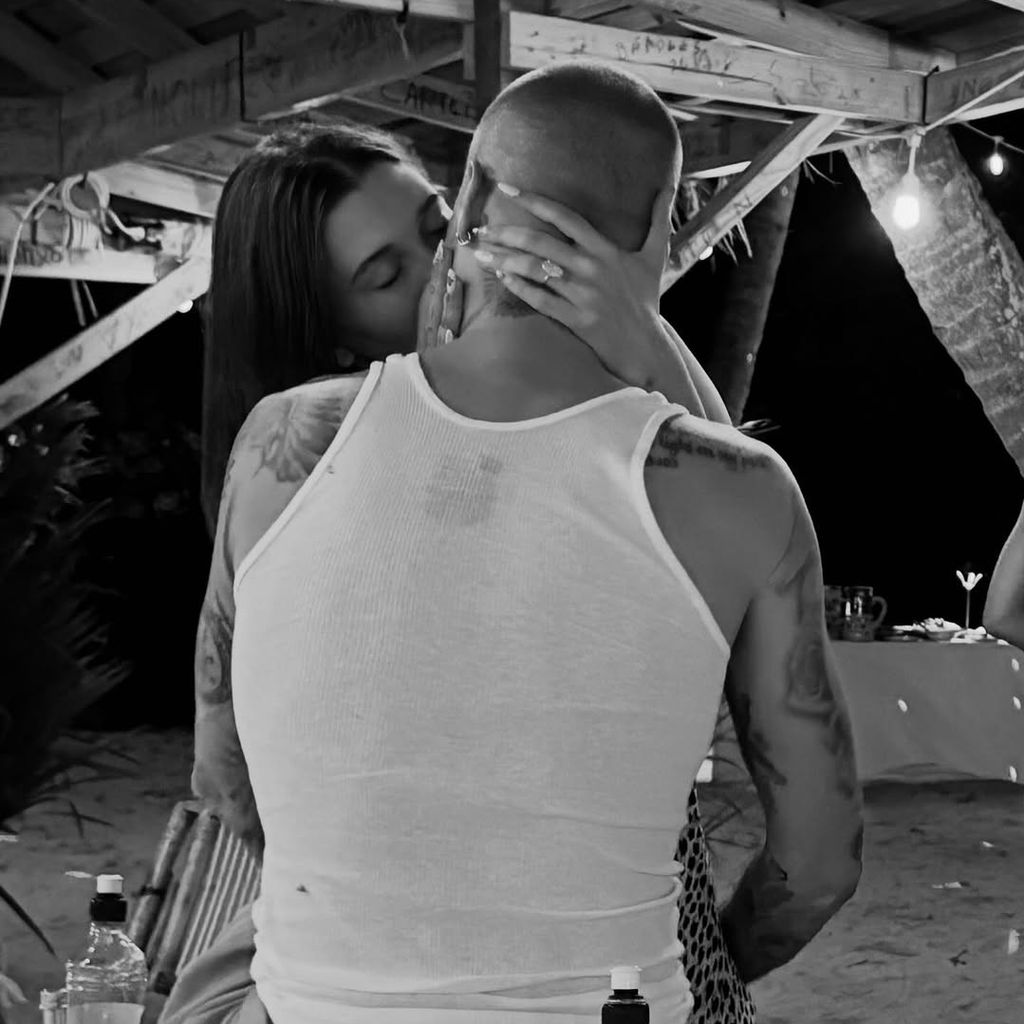 Hailey Bieber küsst ihren Mann Justin, November 2025