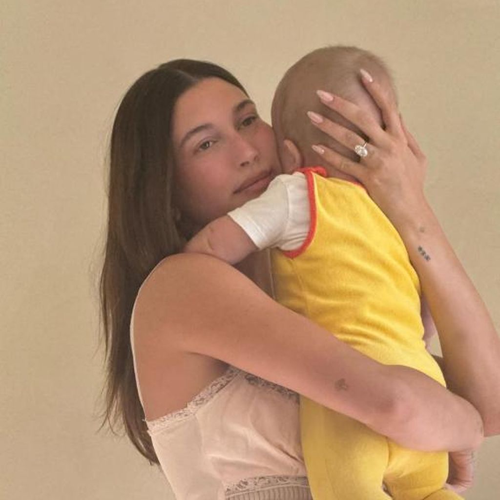 Hailey Bieber mit ihrem Sohn Jack Blues, April 2025