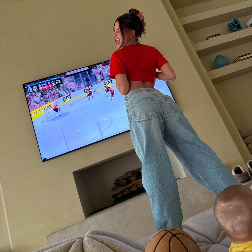 Hailey Bieber mit Baby Jack Blues
