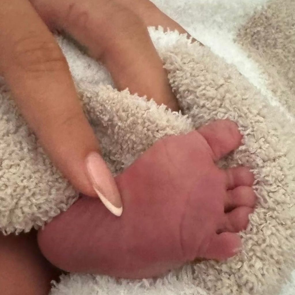 Hailey Bieber mit dem Fuß von Baby Jack Blues