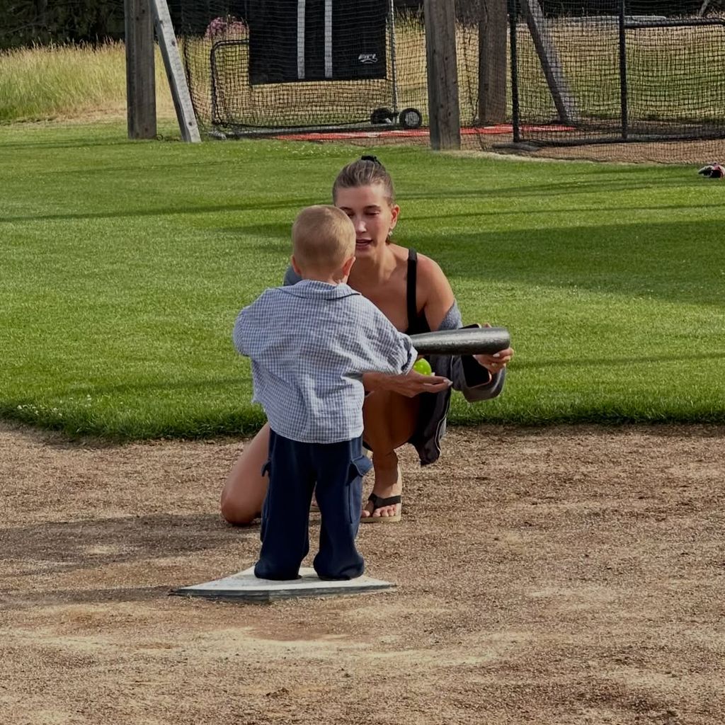 Hailey Bieber und Sohn Jack Blues beim Baseball