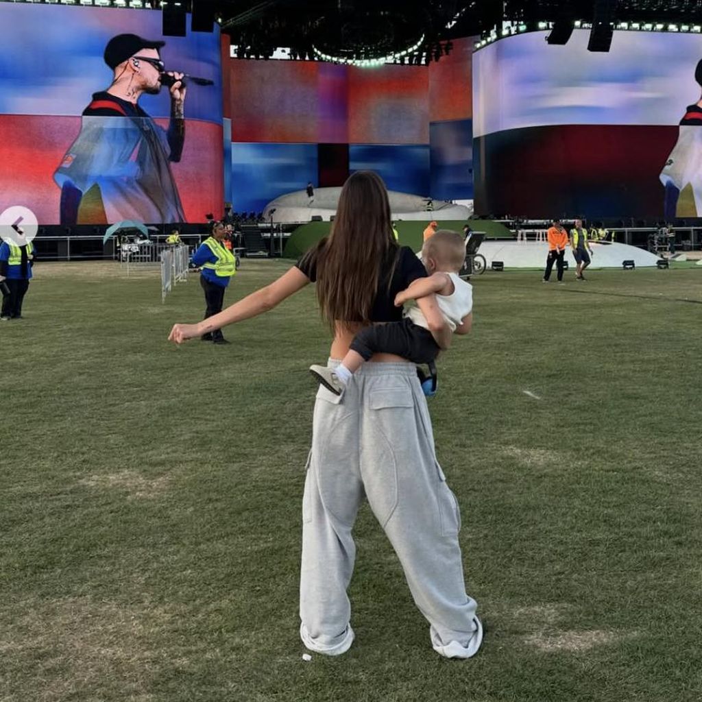 Hailey Bieber und John Jack vor der Bühne 2026