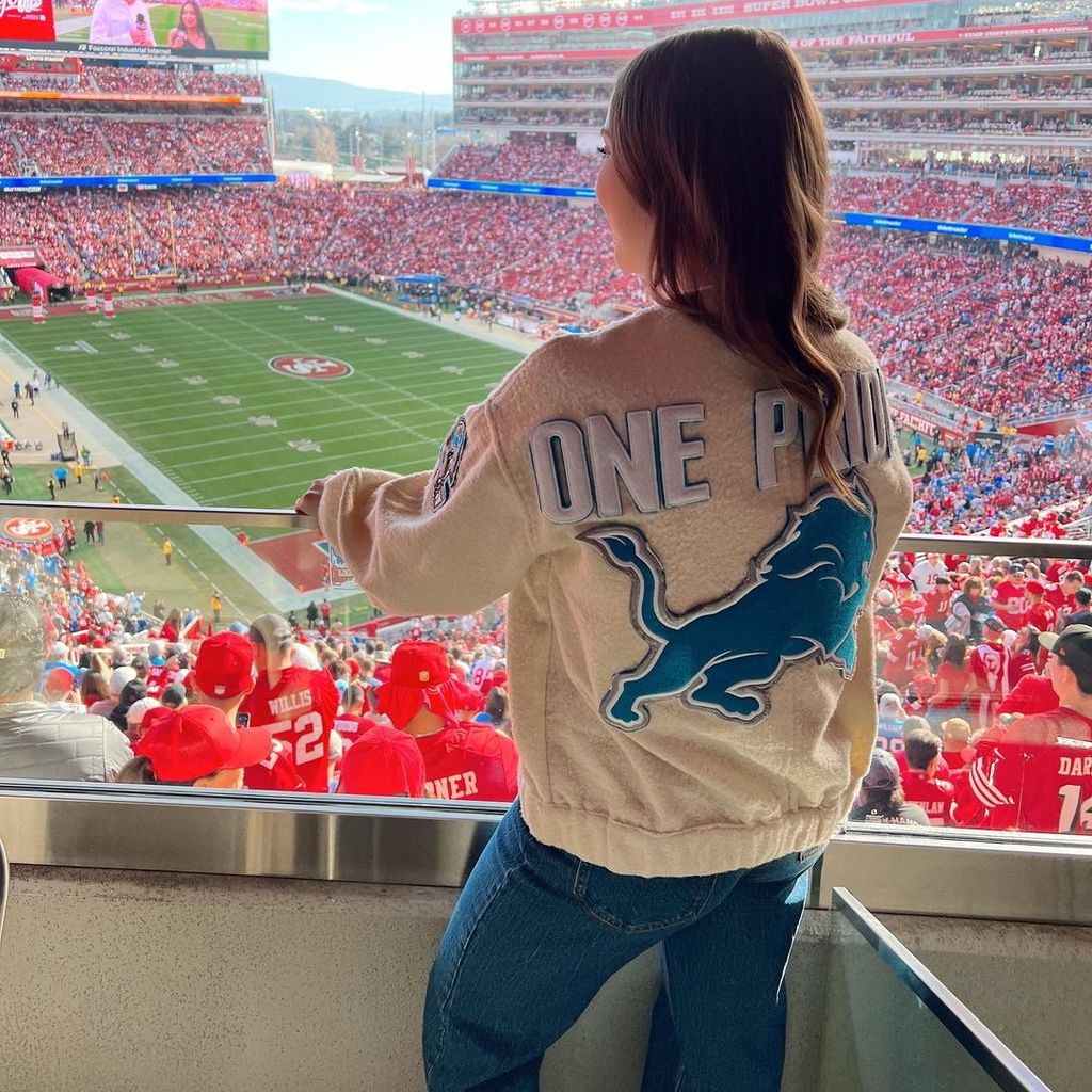 Hailie Jade zeigt ihre handgefertigte Detroit Lions-Jacke
