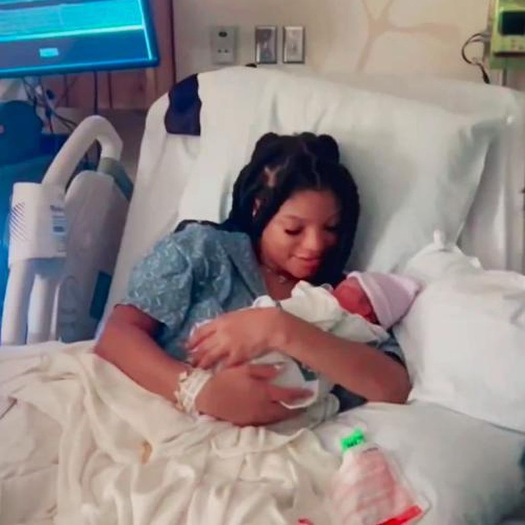Halle Bailey und ihr Sohn Halo im Krankenhausbett