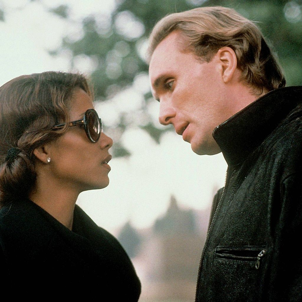 Halle Berry als Josie Potenza und Peter Greene als Cole Wilson in "The Rich Man's Wife", 1996