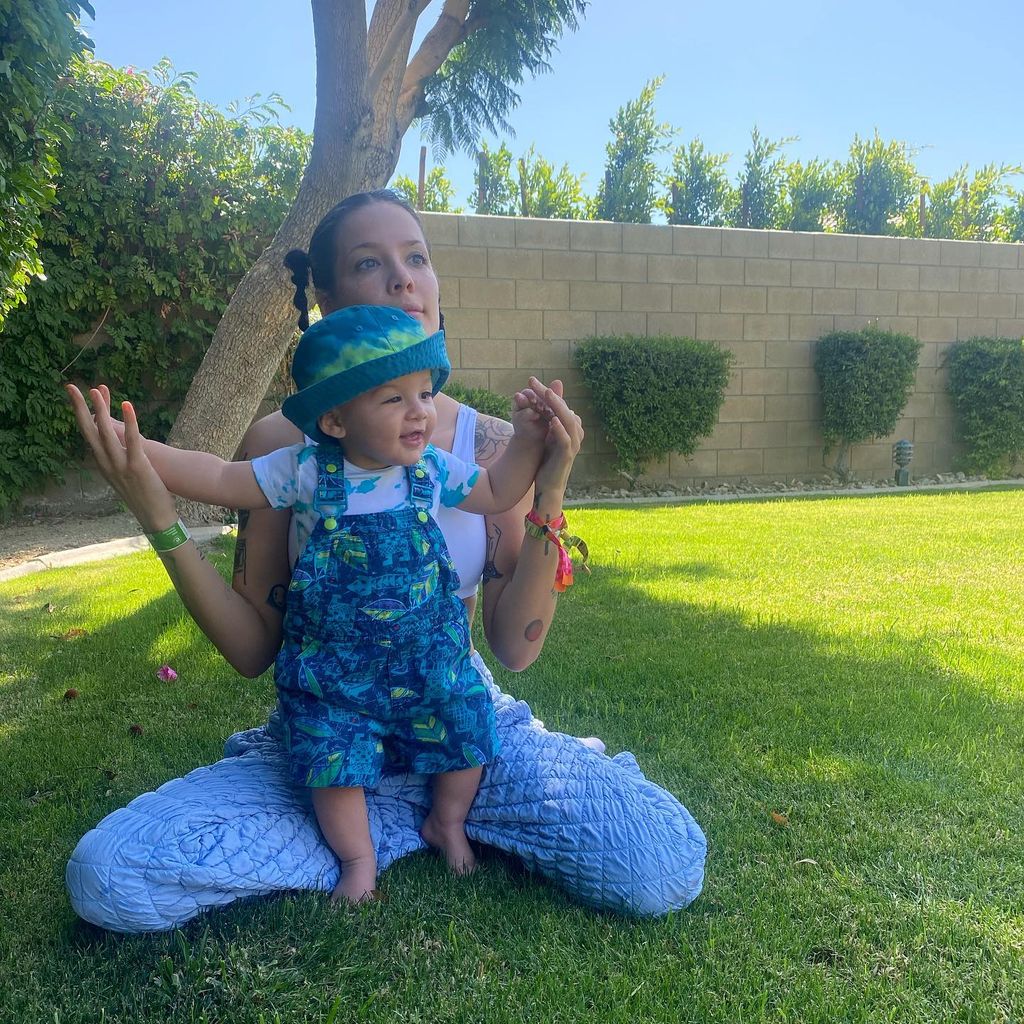 Halsey und ihr Sohn Ender Ridley im April 2022