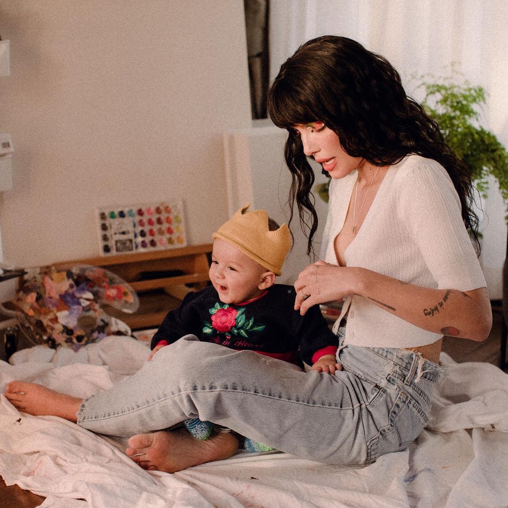 Halsey mit ihrem Sohn Ender