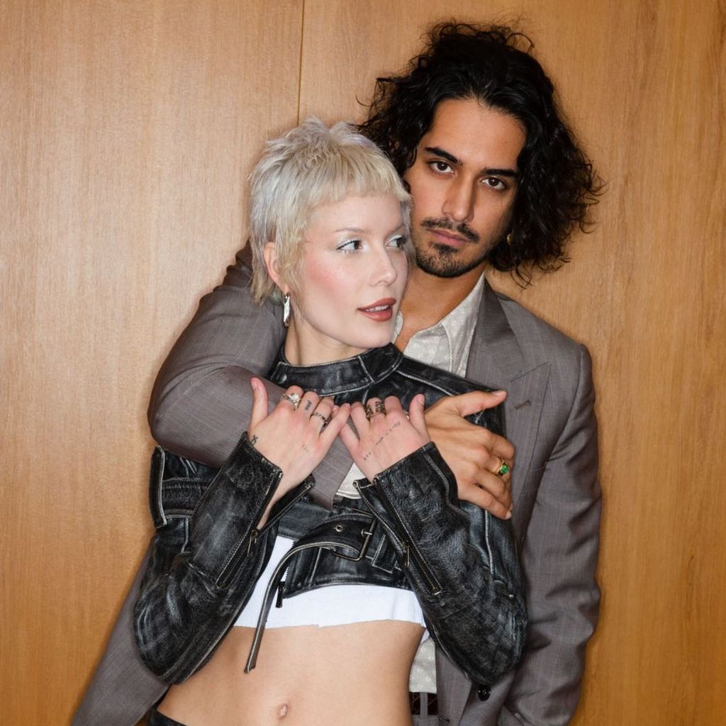 Halsey und Avan Jogia im November 2023