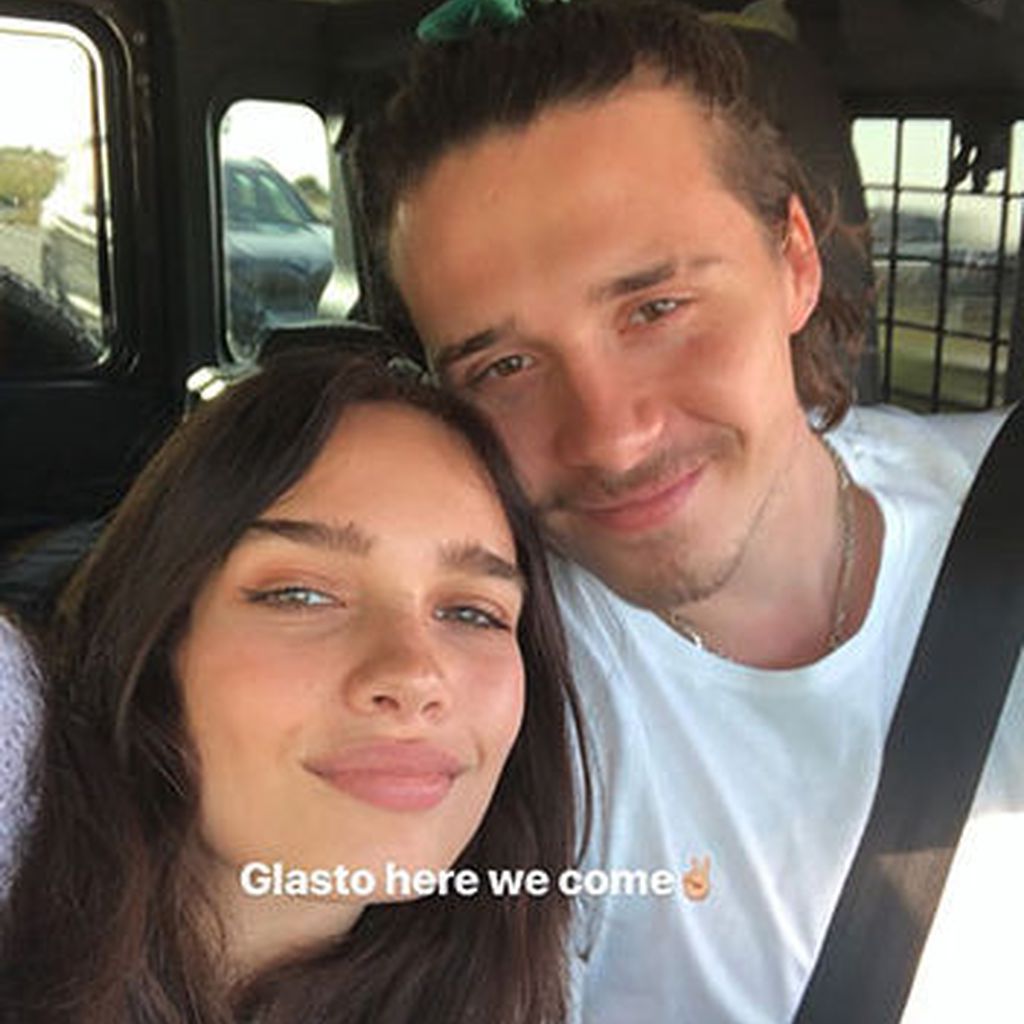Hana Cross und Brooklyn Beckham auf dem Glastonbury-Festival