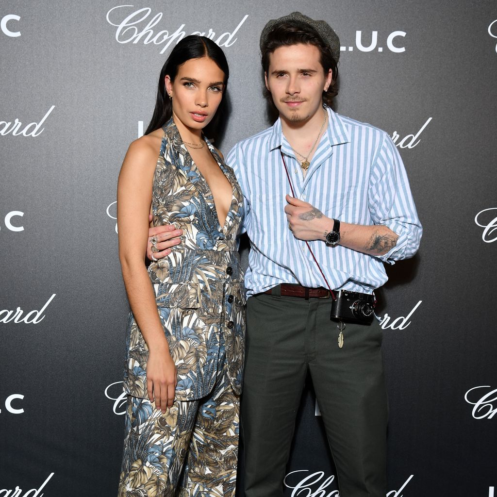 Hana Cross und Brooklyn Beckham posieren im Mai 2019 in Cannes