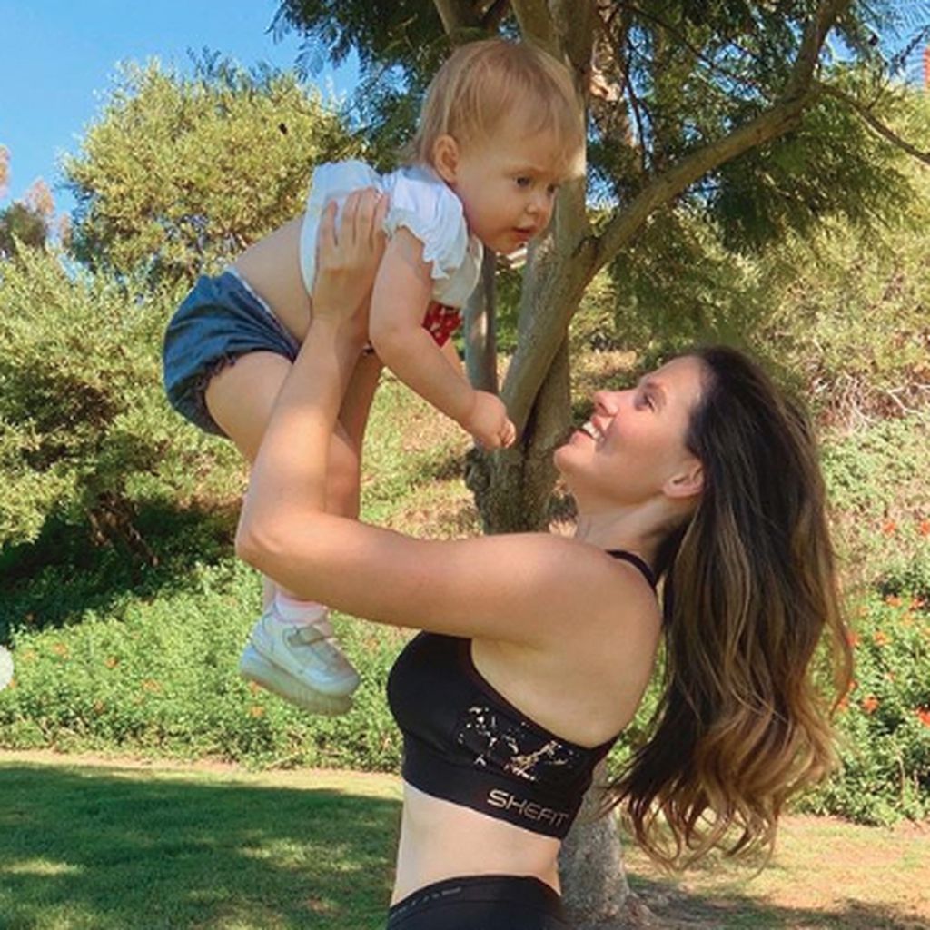Hana Nitsche mit ihrer Tochter Aliya Frances in Kalifornien