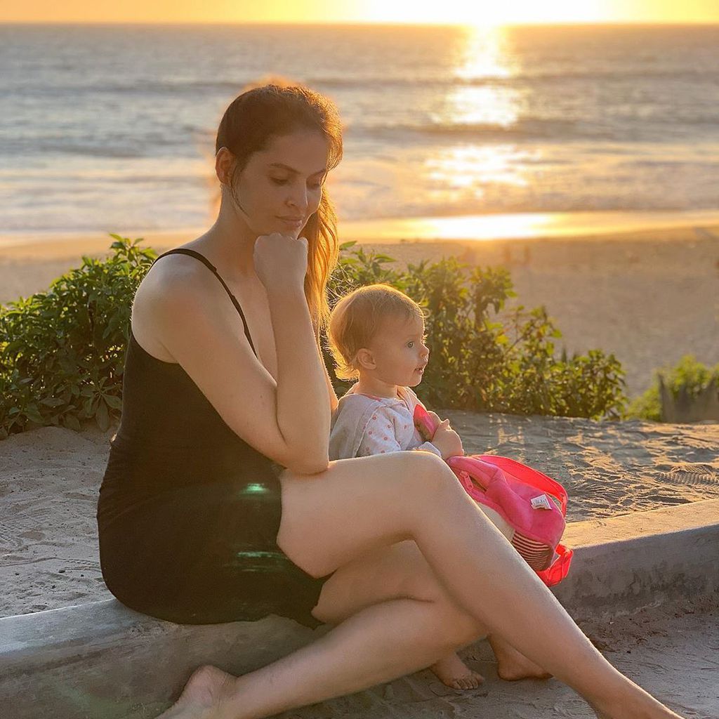 Hana Nitsche und ihre Tochter Aliyah in Laguna Beach, Kalifornien