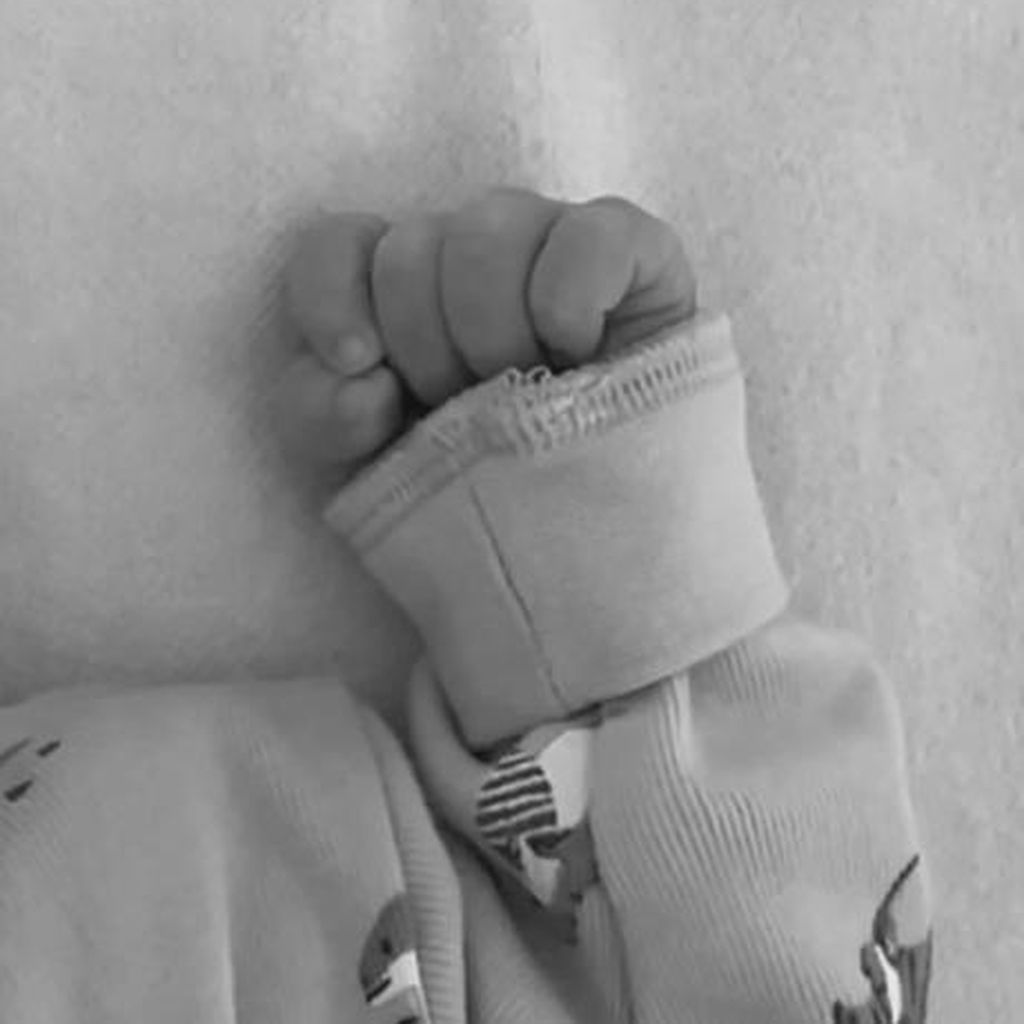 Hand von Bastian Schweinsteiger und Ana Ivanovićs Baby