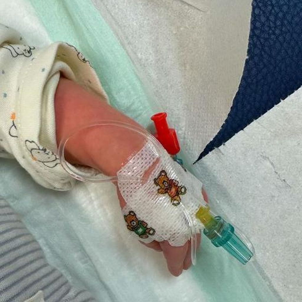 Hand von Patricija Ionels Sohn Elison, Oktober 2024
