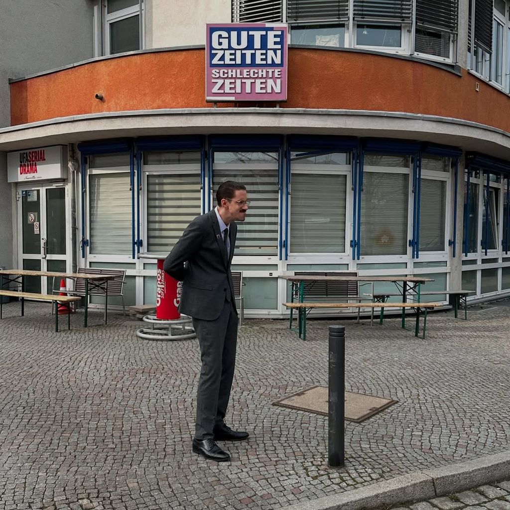 Strammer HandOfBlood als seine Figur Präsident Knabe bei "GZSZ"