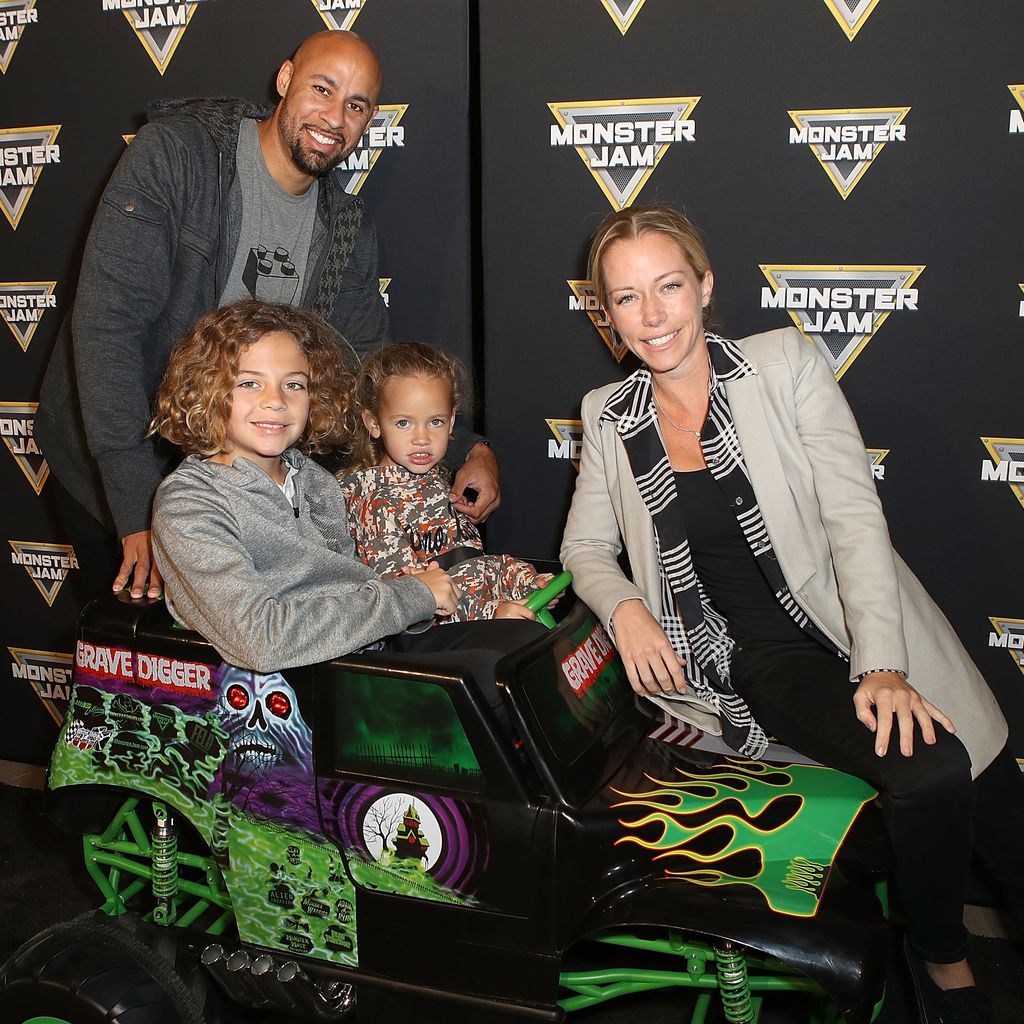 Hank Baskett und Kendra Wilkinson mit ihren beiden Kids (Mitte) auf dem Monster Jam Celebrity Event