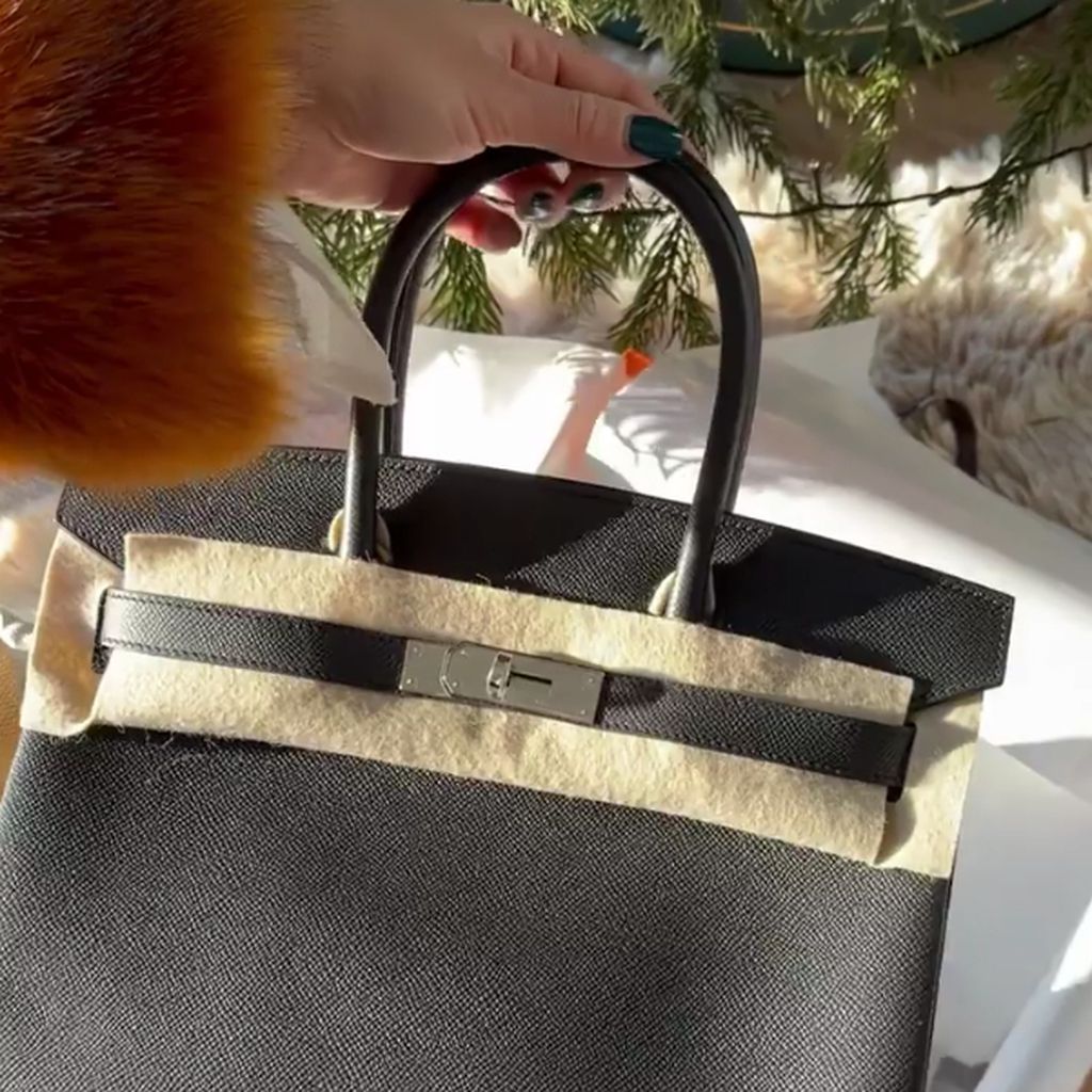 Hanna Schlönvoigt mit ihrer neuen Handtasche