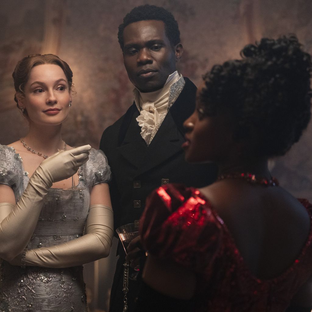Hannah Dodd als Francesca Bridgerton, Victor Alli als John Stirling, Masali Baduza als Michaela in "Bridgerton" Staffel vier