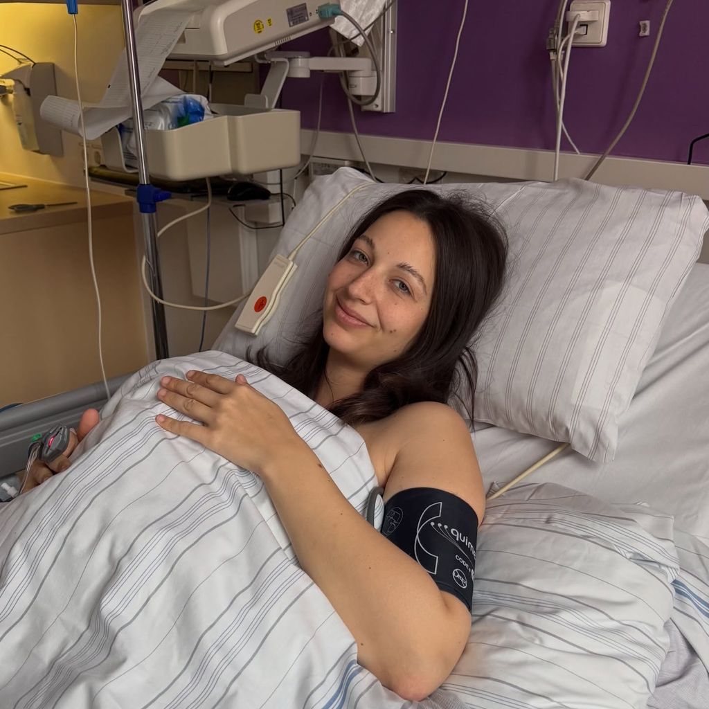 Hannah Kerschbaumer liegt mit Baby im Krankenhausbett