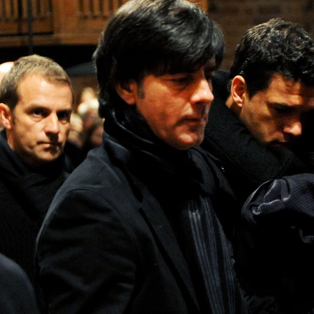 Hans-Dieter Flick, Joachim Löw und Michael Ballack bei einem Gedenkgottesdienst für Robert Enke 2009