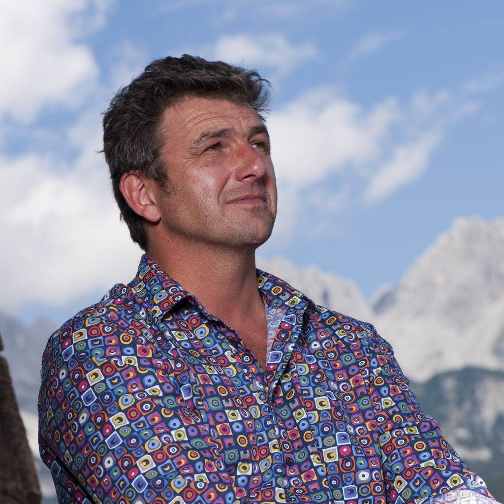 Hans Sigl am Set von "Der Bergdoktor"
